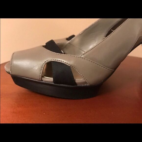 Size 6 Simply Vera by Vera Wang Peep Toe Pumps - Picture 4 of 4